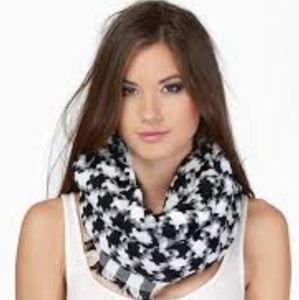 💕Vera Bradley soft Fringe Midnight Houndstooth Scarf